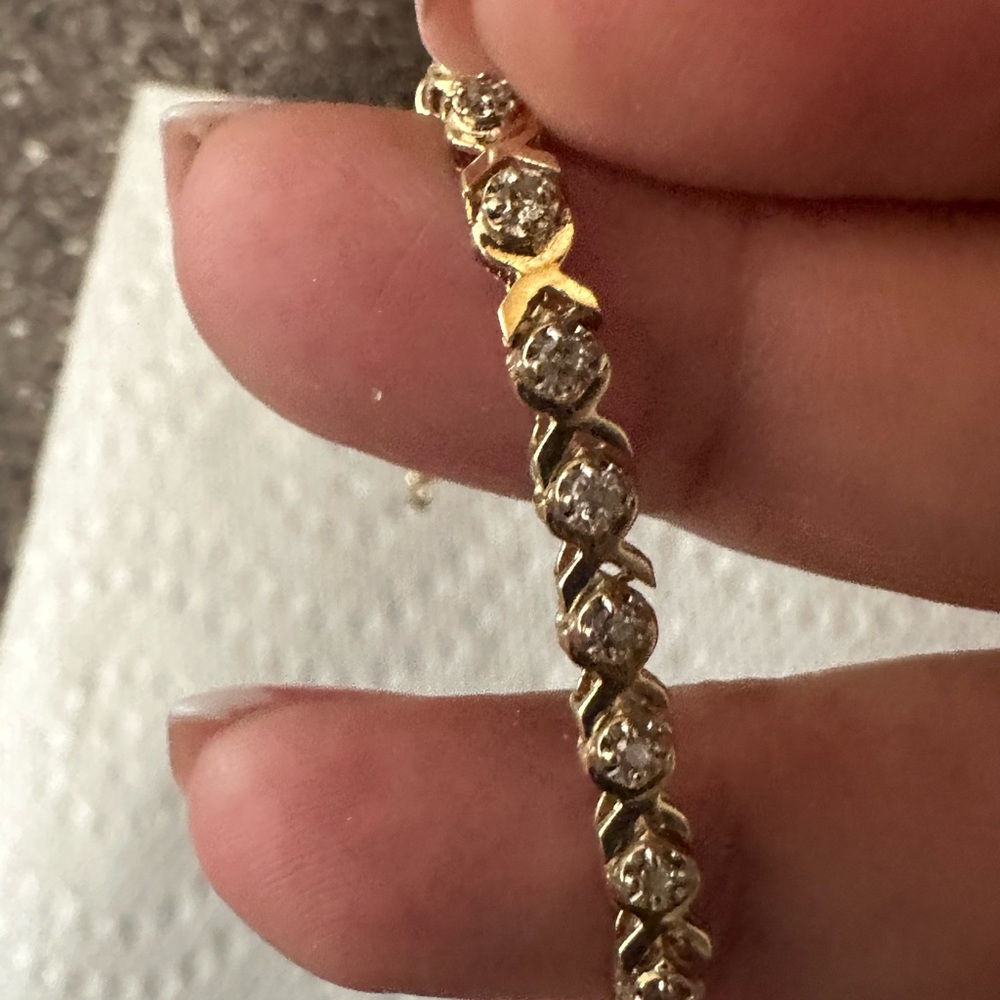 14 kt gold and diamonds tenis bracelet.Solid gold